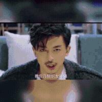 4个大男人拼命去拱猪屁股，这是在干啥？猪：吃不消了一个一个上