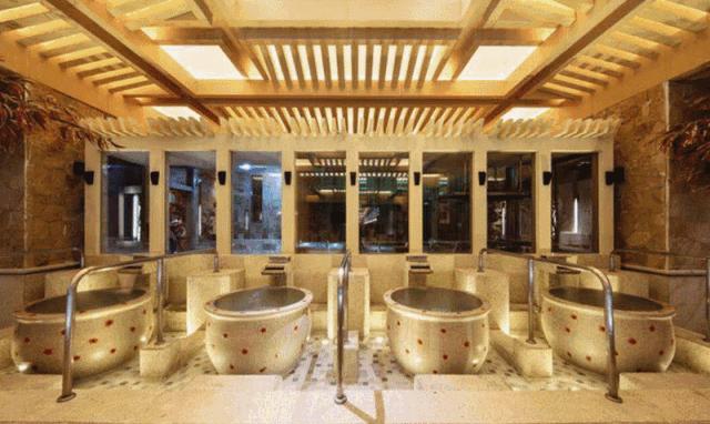 谁说温泉非要去咸宁！在武汉，人均100+就能泡汤、吃自助和看电影