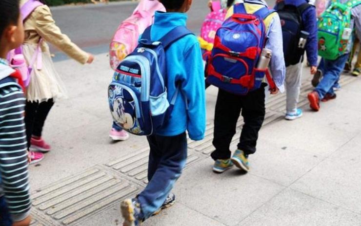 日本小学生书包都装什么?书本只占小部分,这些东西中国孩子没有