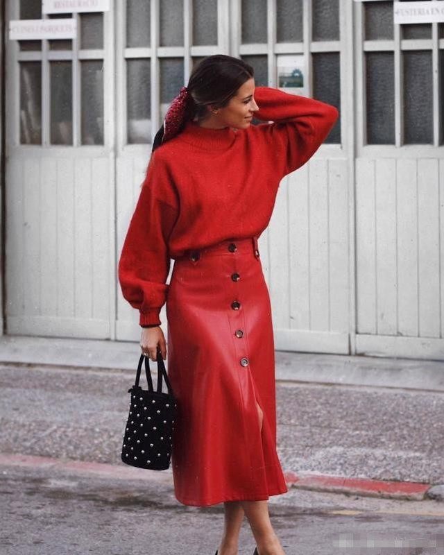 那个穿红衣服的女孩,女孩穿红衣服