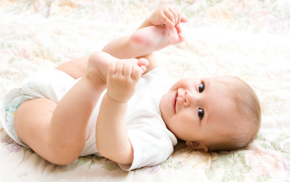 宝宝穿尿不湿屁股上有红疹子,宝宝穿尿不湿屁股起红痘痘