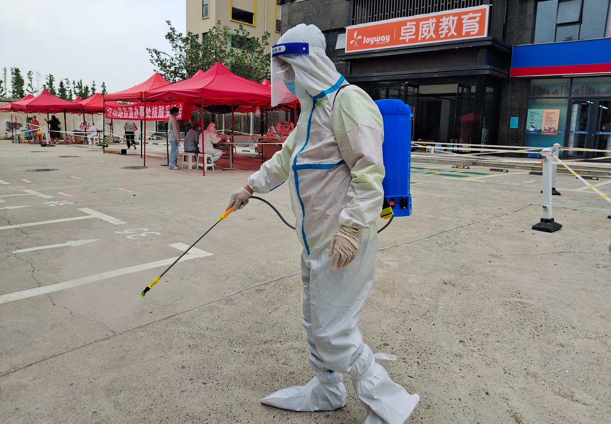 党旗在疫情防控一线高高飘扬视频,党旗在疫情防控一线高高飘扬