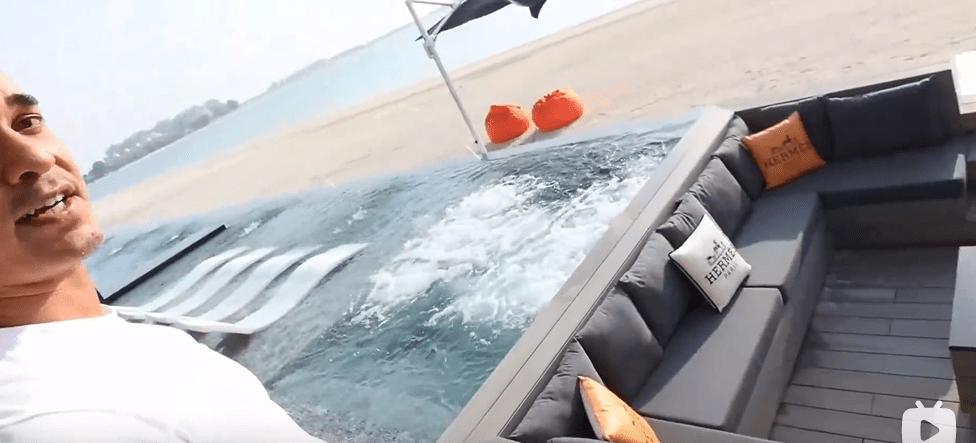 迪拜男子奋斗十年买下劳斯莱斯,迪拜小伙卖掉劳斯莱斯买法拉利