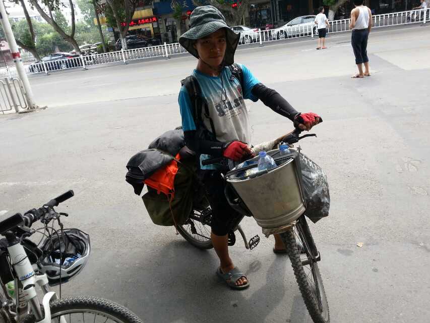 旅行路上遇到的骑行的人,旅行路上遇到一个人