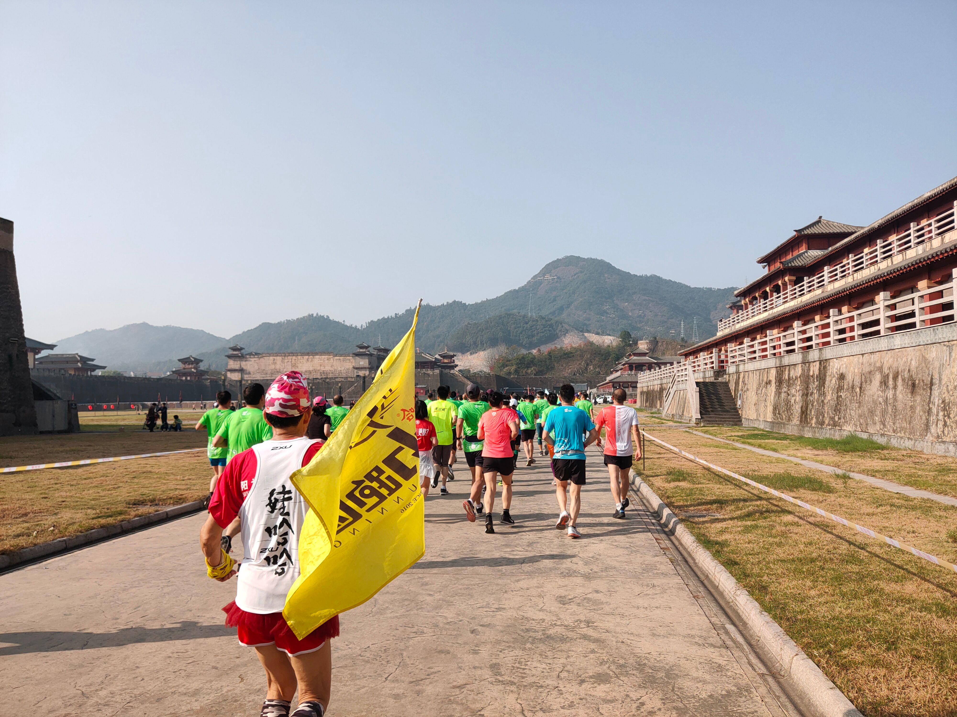 首个全马2022年超燃视频,横店马拉松2023全马颁奖直播