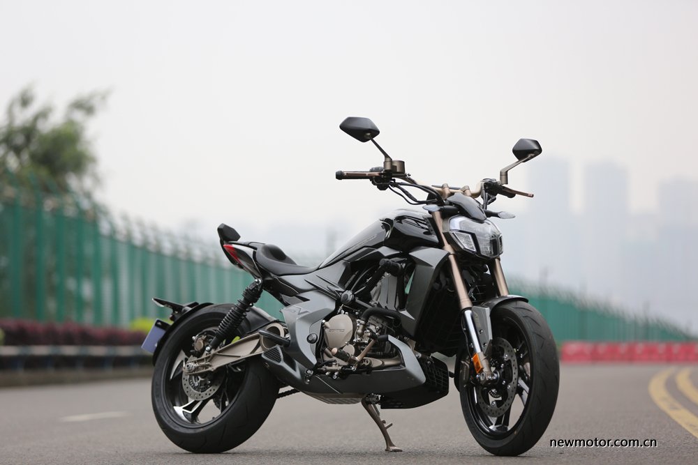 升仕310V试驾/多图：舒适好骑的运动太子车，标配ABS，全LED灯具