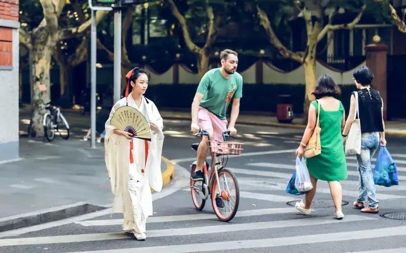 中国街拍让外国人震撼的视频,让外国人惊艳的穿着中国街拍
