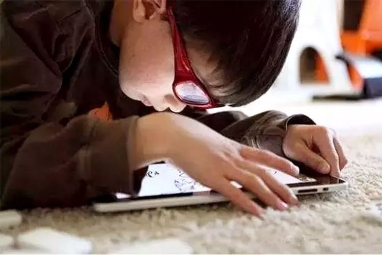 11岁孩子眼睛透支成中老年人,小朋友眼睛过度疲劳的危害