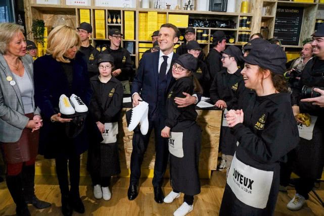 布丽吉特穿蓝色套装裙,67岁布丽吉特穿西装