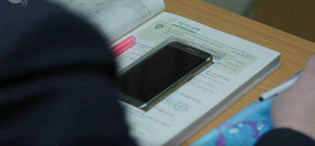 三个男生一个高冷一个腼腆,一个高冷的男生逗比