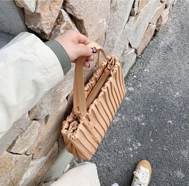 这才爆红一年就这么能“装”了？3w的包一背我都认不出来了…