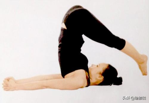 这招「便秘救星」超简单!躺着帮身体「排废气」,让你容光焕发