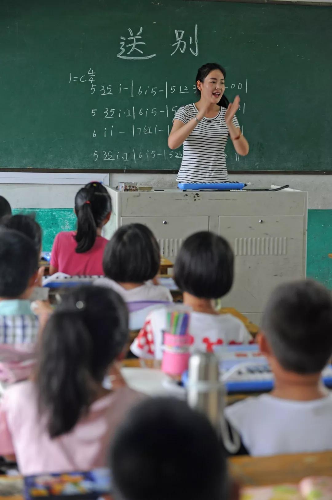 学校音乐老师一年收入多少,声乐生毕业后当音乐老师挣钱吗