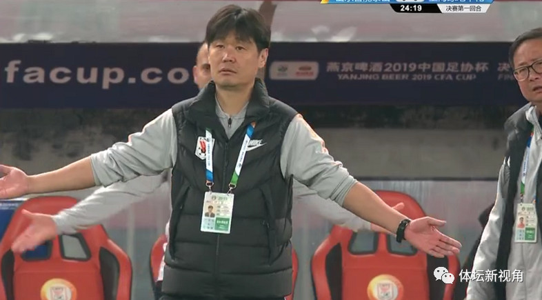 足协杯今晚再现争议判罚！鲁能悍将禁区险遭“踹头”裁判却无视