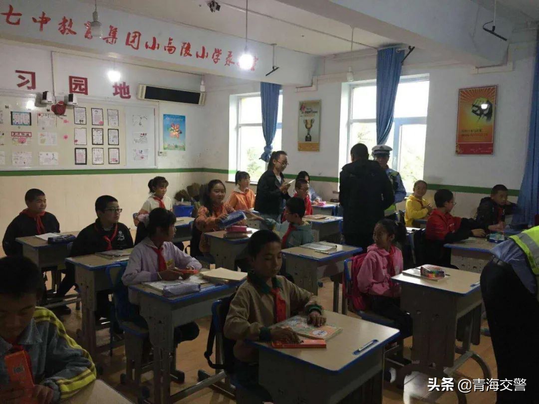 高速交警进校园宣讲交通安全知识,交警叔叔进校园守护安全成长