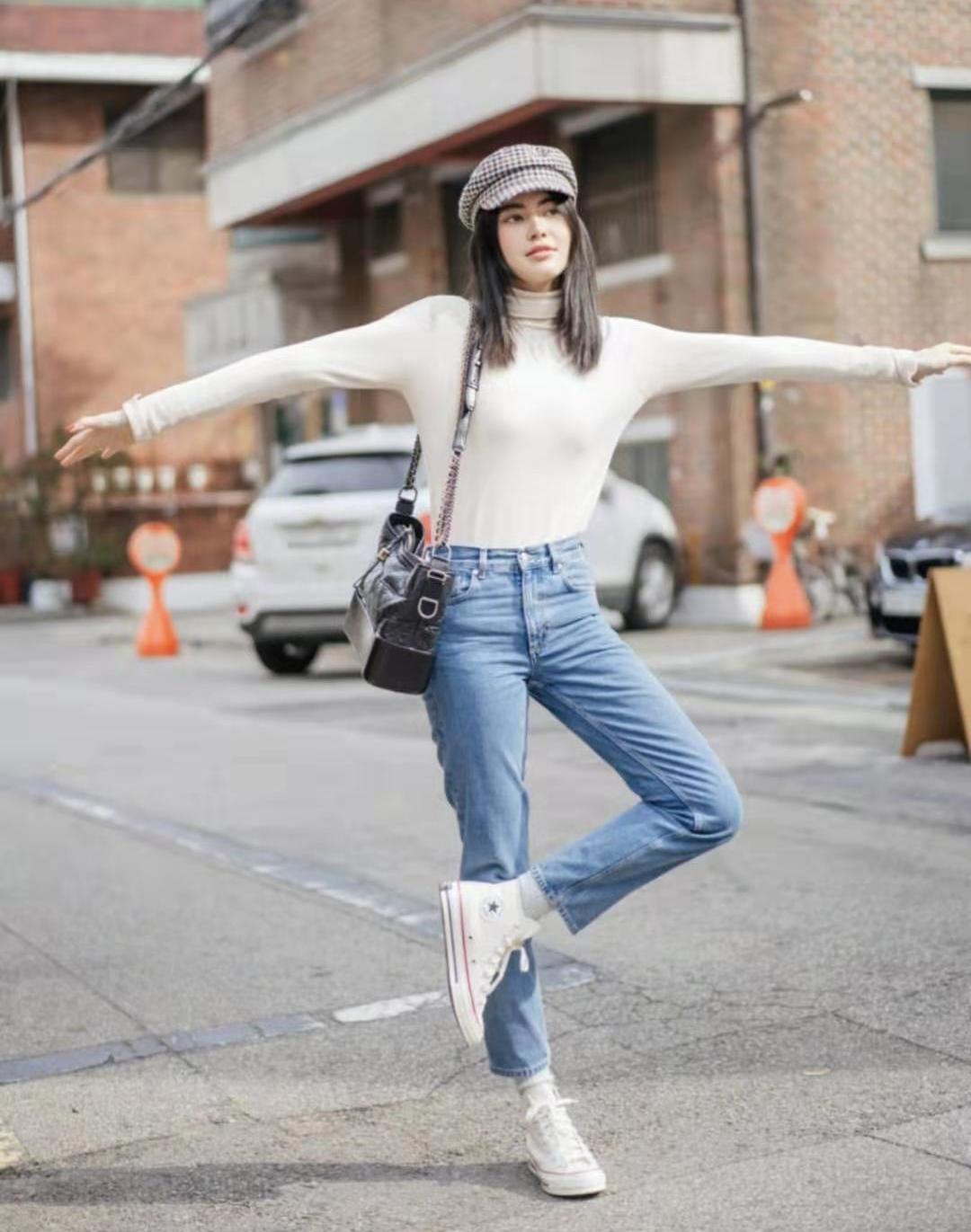 她不愧是泰国最年轻影后，穿衣品味一绝，老气外套都能穿出少女感