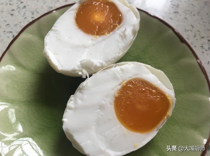 新鲜鸭蛋怎么腌咸蛋黄,腌咸蛋出油又不咸最好的方法