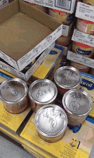 你给宝宝代购的奶粉可能是假的!国外沃尔玛奶粉桶下出现中文签名