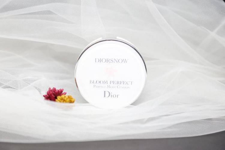 5款明星气垫实测,圣罗兰高级感十足,阿玛尼红盒用一次就够了