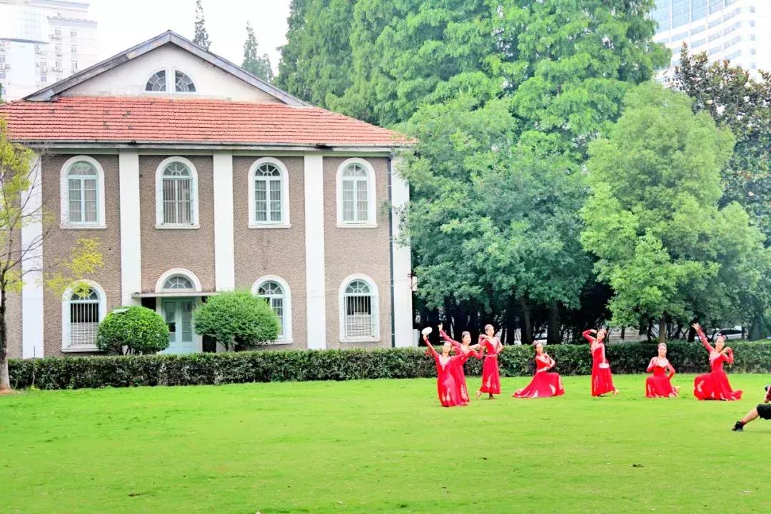 武昌这所低调的大学坐拥一线江景，教学楼窗外就是黄鹤楼