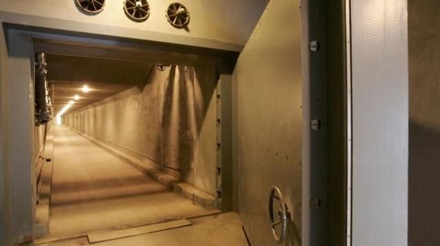 特朗普进地堡,特朗普钻地堡