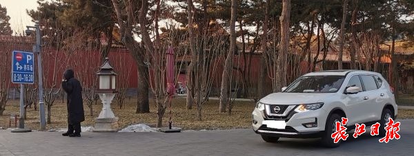 记者还原“开大奔去故宫”路线，老故宫人：何时取消宫墙内的停车场？