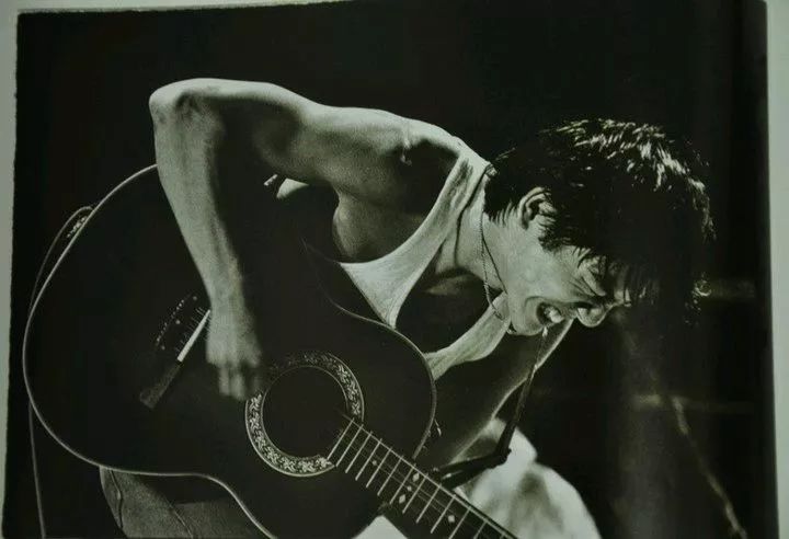 他是谢霆锋偶像，被杨坤翻唱17岁成名作，一生不羁却英年早逝