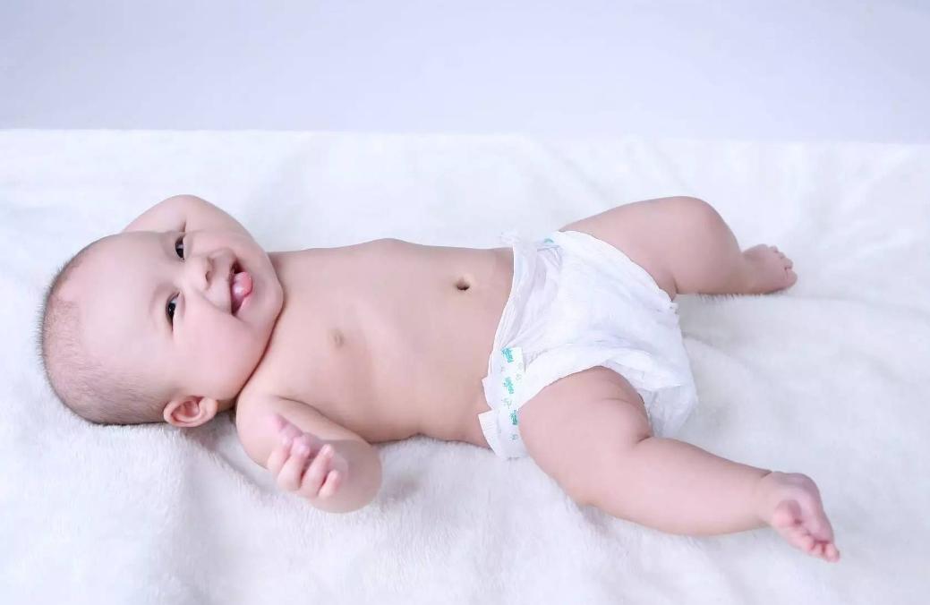 有没有给宝宝穿尿不湿崩溃的,宝宝穿尿不湿一天要换几片