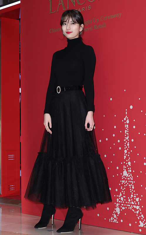 裴秀智穿粉色碎花裙图片,裴秀智黑色破洞牛仔裤