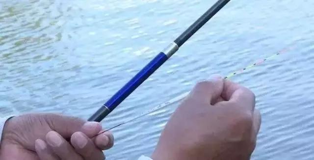 钓鱼常备几支浮漂最好用,钓鱼人必须准备的三支浮漂