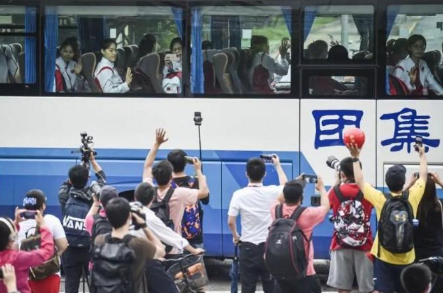 球迷为中国女排加油,中国球迷现场为女排加油完整版