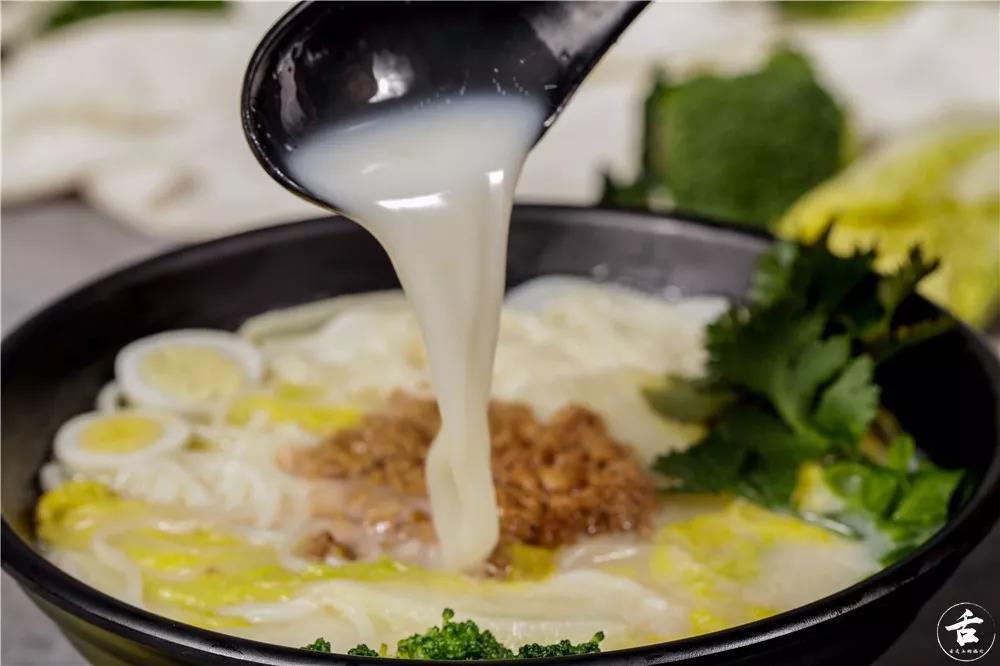 光看就让你流下一滩口水的罗罐中米粉，你嗦过吗？