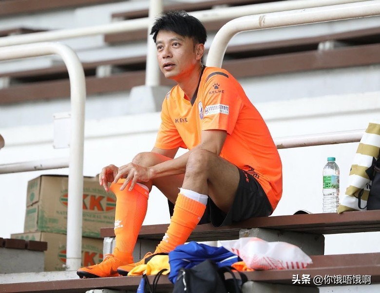 李克勤在足球场受伤连续发文炮轰对手网友：现场粗口教学