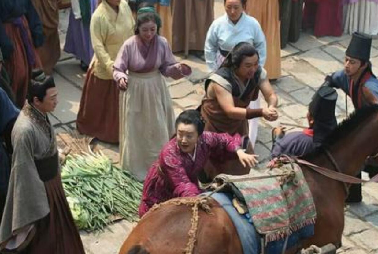 窦娥临死发3桩毒誓：血溅白练六月飞雪大旱三年，为何连累百姓？