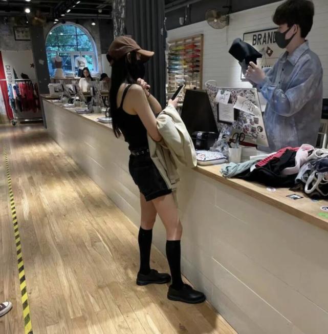 杨幂逛街被偶遇大方合影,杨幂逛街被偶遇三里屯穿搭照片