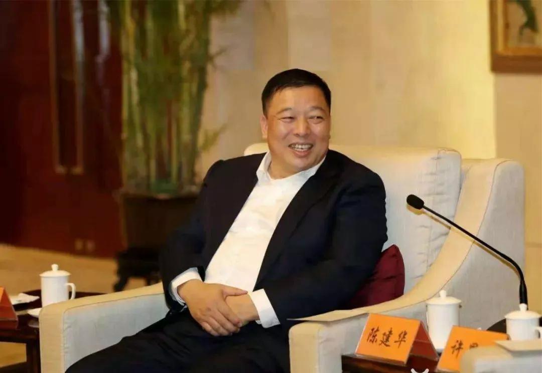 苏州首富*建华陈**：泥瓦匠起家直升机上下班