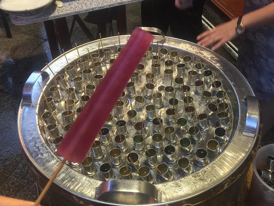 80后中年妇女做手工冰棍，不用发电只用手摇，小孩子看了走不动路