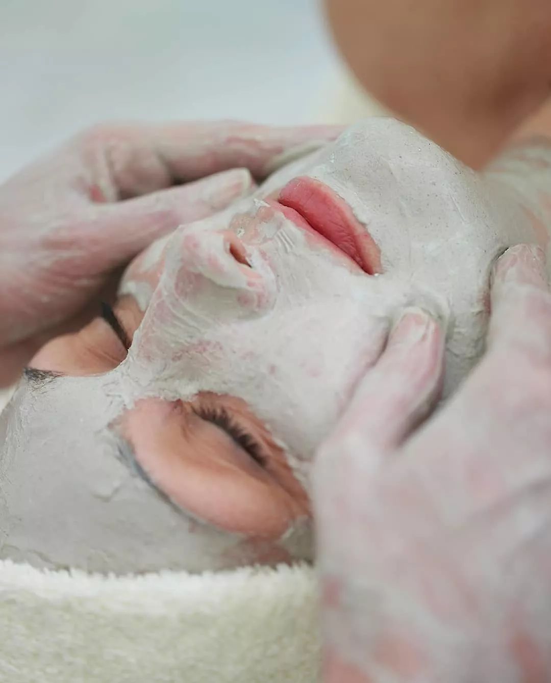 世上有两种白皮肤让你沉醉，一种是袁珊珊一种是你......