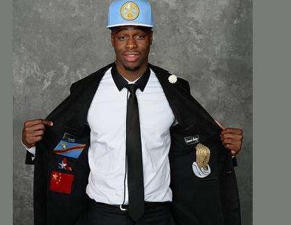 康利新赛季依旧戴面具上场,刚到新部门被欺负