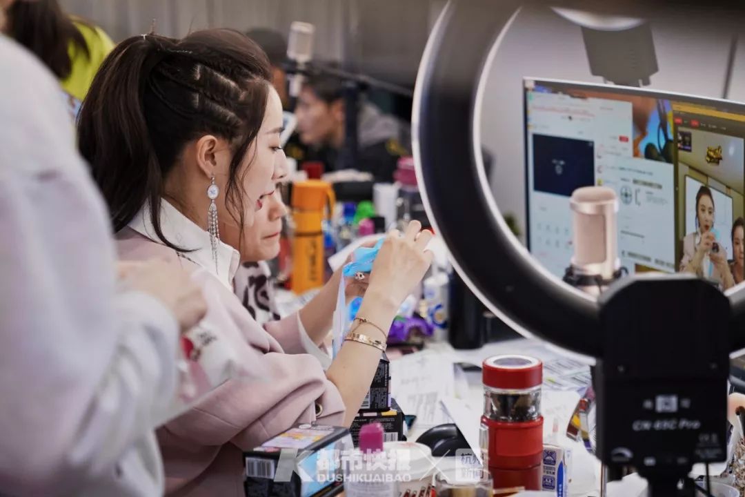 每天收十几件快递,每天收200单快递