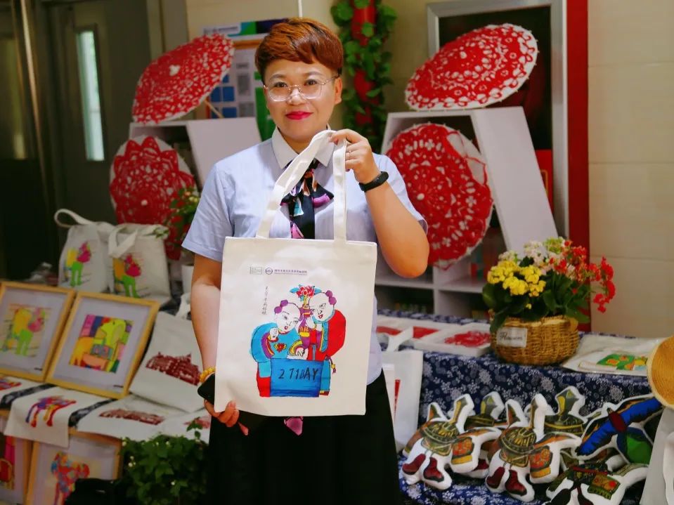 富含中国精神元素的校园文创产品,具有学校特色的文创产品