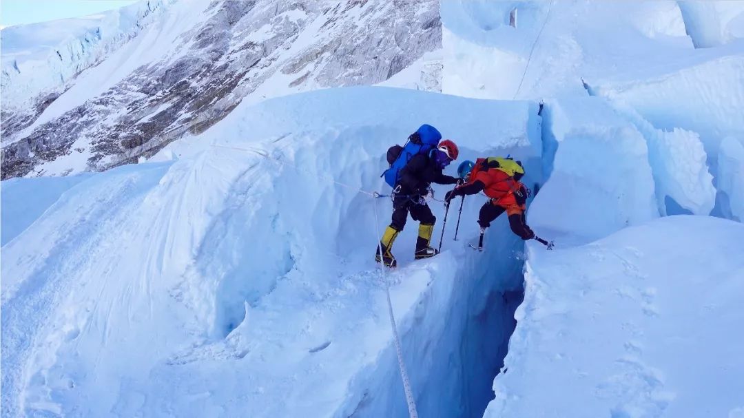 26岁登上了人生第一座雪山,他失去双腿后69岁再次登上珠峰