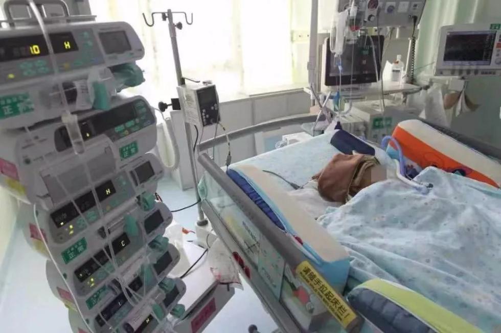 11岁女孩扔苹果砸中婴儿,11岁女孩扔苹果砸伤3个月小孩