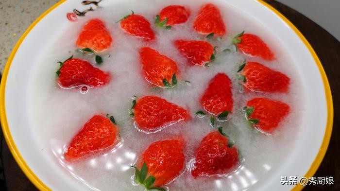 清洗草莓时，直接用水冲大错特错！教你三招，脏东西自己跑出来