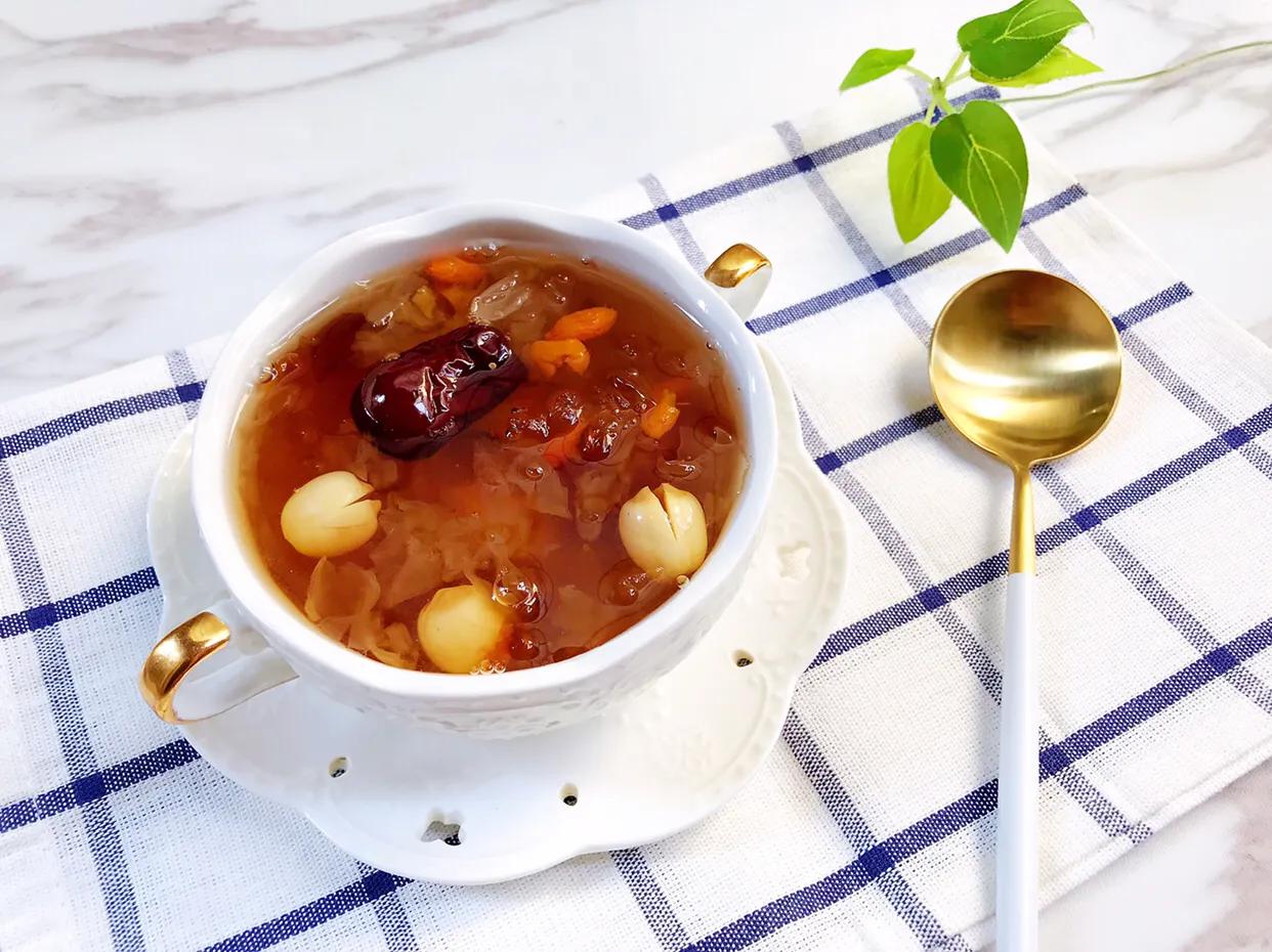 银耳羹怎么熬制好喝又营养,银耳桃胶皂角米银耳羹