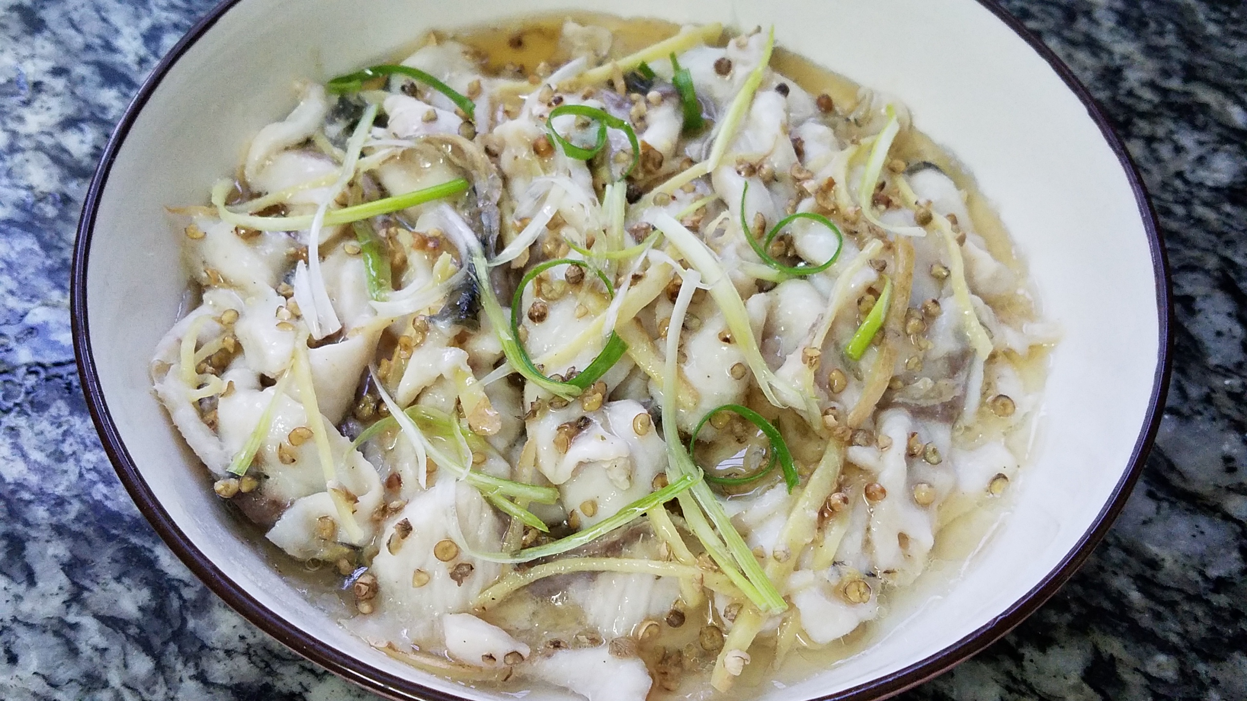 怎么炖草鱼好吃又简单家常做法,草鱼怎么炖好吃又简单家常做法