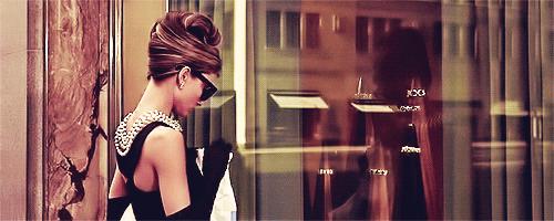 会修飞机的绝代超模，自己开公司，为何最终在小餐馆度过余生？