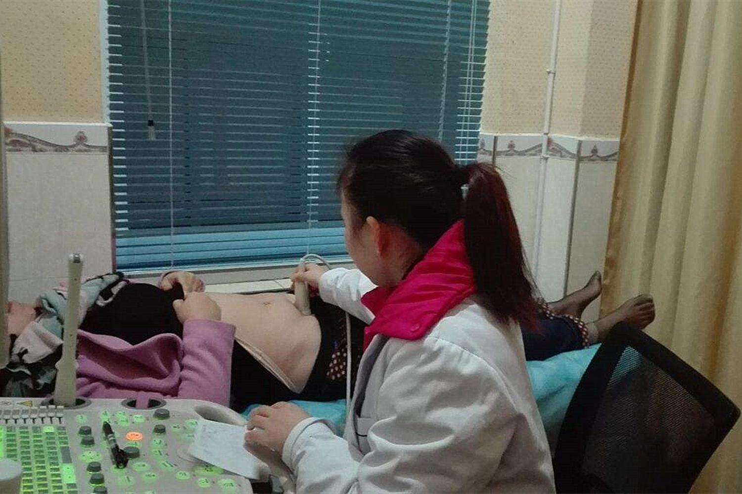 孕妇怀孕42周仍未生产，去医院后还不想生，医生：真是无知