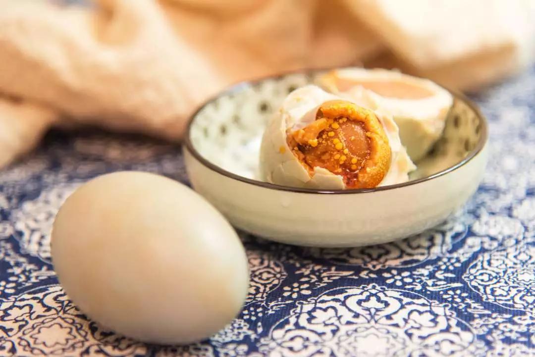 鸭蛋为何蒸不熟蛋黄呢,鸭蛋为什么不冒油