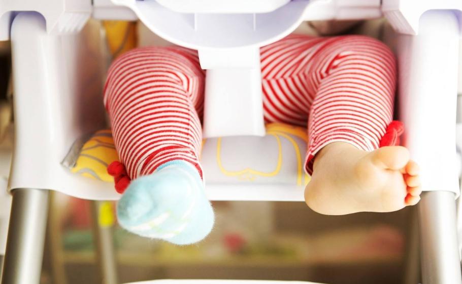 宝宝赤脚还是穿袜,宝宝应该穿学步鞋还是袜子